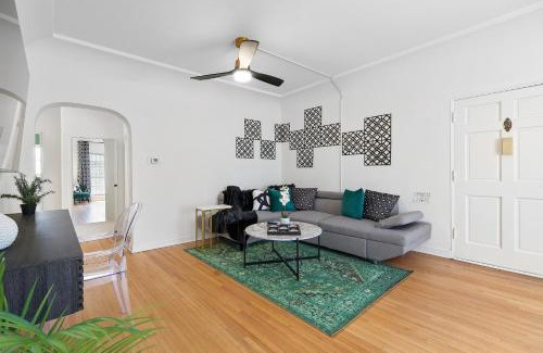 Beverly Grove Apartment | Beverly Hills Stylish & Central 1 BR Apt + Parking