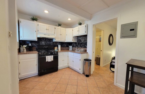 Beverly Hills Apartment | Beverlywood 2 bedroom guesthouse. 5 minutes to Rodeo Drive!