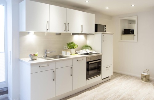 Holm Apartment | Biberburg - parking space, shower room, TV, WLAN, washing machine