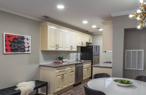 Virginia Highland Apartment | Biblio Den Summary:P
