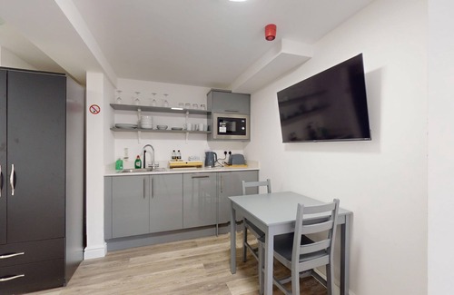 Bicester Apartment | Bicester Court Lodge The Village Room | Bicester Holiday Let | 1 Beds & Sleeps 2