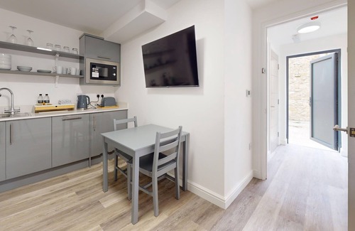 Bicester Apartment | Bicester Court Lodge The Village Room | Bicester Holiday Let | 1 Beds & Sleeps 2