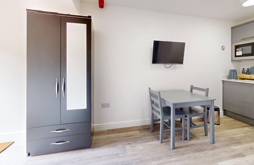 Bicester Apartment | Bicester Court Lodge The Langford Room | Bicester Holiday Let | 1 Beds & Sleeps 2