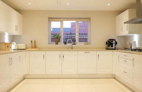 Bicester Villa | Bicester Villa - 6 Bed - Sleeps 14