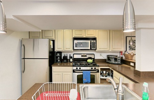 Petworth Apartment | Big 1/1 with REAL kitchen, steps2metro, amenities