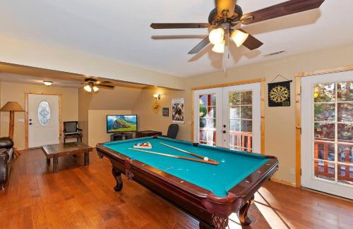 Summit Estates House | Big 10 Luxury Cabin/Walk to Snow Summit- HotTub