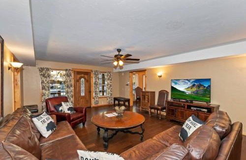 Summit Estates House | Big 10 Luxury Cabin/Walk to Snow Summit- HotTub