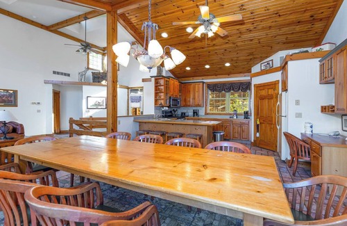The Galena Territory House | BIG 5BR/5.5BA all ensuite baths, Hot Tub, Screen Porch.