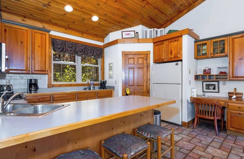 The Galena Territory House | BIG 5BR/5.5BA all ensuite baths, Hot Tub, Screen Porch.