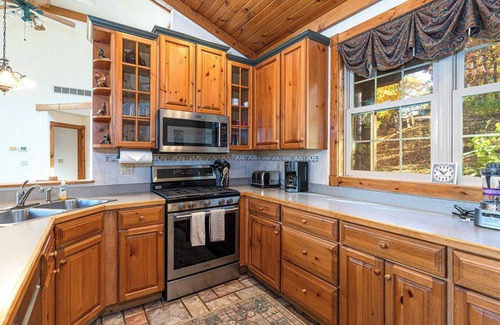 The Galena Territory House | BIG 5BR/5.5BA all ensuite baths, Hot Tub, Screen Porch.