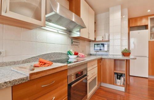 Los Tilos Apartment | Big apartment, close to train station