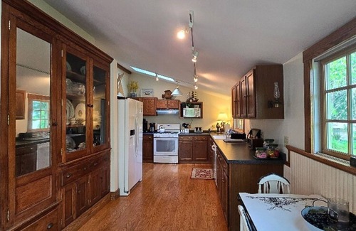 North East House | Big Beach Fantastic Lakeview Private Lake and Beach Access Close to Wineries