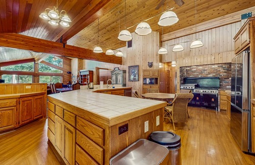 Fawnskin Cabin | Big Bear 7th Heaven ~ Lakeview Chalet with Hot Tub, Sauna, Grill, Great Deck Views