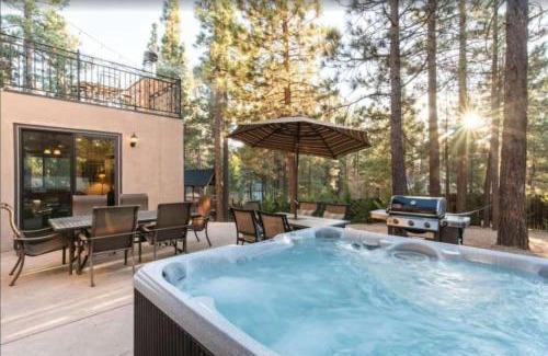 Fox Farm House | Big Bear Castle by AvantStay Private Home in Great Big Bear Location w Hot Tub
