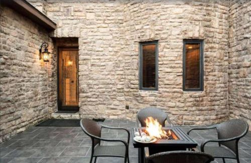 Fox Farm House | Big Bear Castle by AvantStay Private Home in Great Big Bear Location w Hot Tub