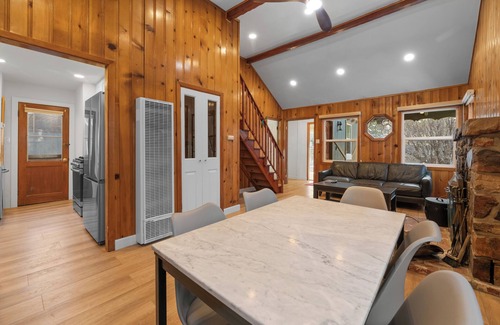 Big Bear Lake Cabin | Big Bear Cottage - Walk to Lake, Apple TV, Fireplace, Deck