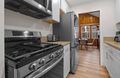 Big Bear Lake Cabin | Big Bear Cottage - Walk to Lake, Apple TV, Fireplace, Deck