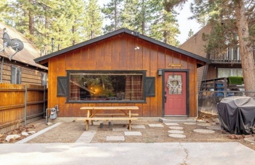 Big Bear City Cabin | BIG BEAR COZY DEN - Comfort in the Mountains Free WiFi & Cozy Vibes.