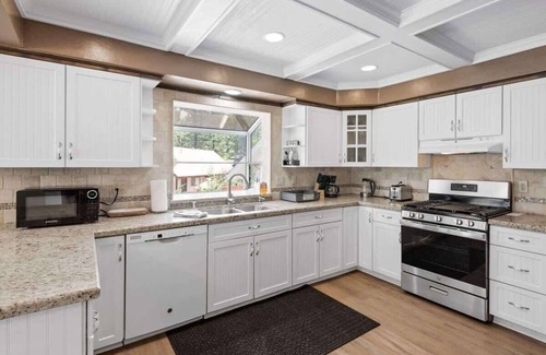 Fox Farm House | Big Bear Getaway 3BR House with Game Room