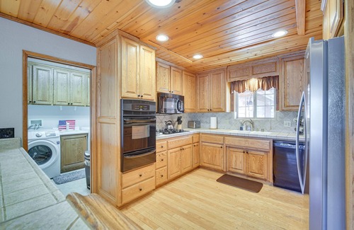 Castle Glen Estates Cabin | Big Bear Lake Cabin w/Hot Tub & Gas Fire Pit!