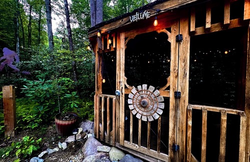 Cosby Cabin | Big Bear Log cabin in The Forest! Cozy, quiet and perfect for a couples getaway!