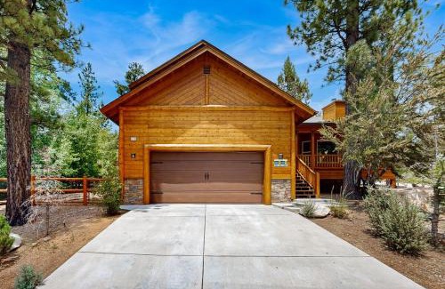 Eagle Mountain Estates House | Big Bear White Skies ~ Fantastic cabin with fireplace, game room, mountain view, & hot tub