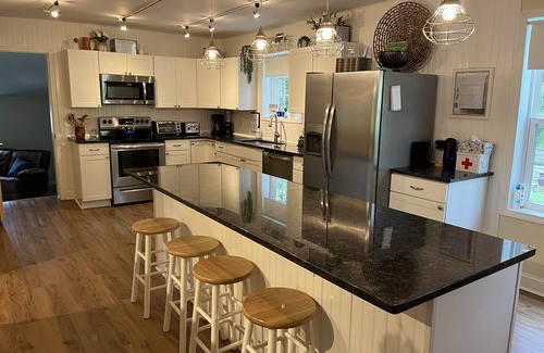 Hartwick House | Big Blue - 8 bedroom/8 baths, Recent renovation, 10 minute to Dreams Park