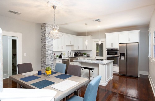 Tobin Hill House | Big Blue Casita steps away from Downtown/Pearl Brewery