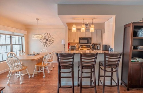 Lake Harmony Condo | "Big Boulder Lake Retreat" 2min to Ski, Cozy Fireplace, 10min to Waterpark