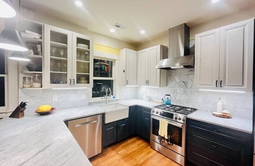 Berkeley House | Big bungalow, fire pit, walk to bars, shops, restaurants. Close to downtown.