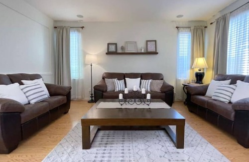 Elk Grove House | Big family home+garage near park