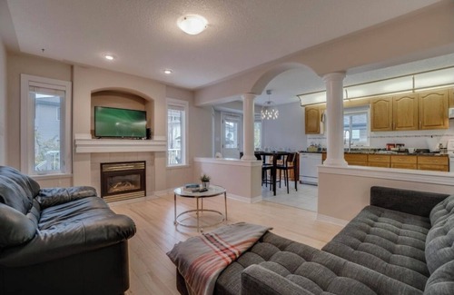 Southwest Edmonton House | Big family home w/Deck, Ping Pong, BBQ & Garage