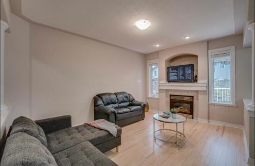 Southwest Edmonton Apartment | Big family home w/Deck, Ping Pong, BBQ & Garage