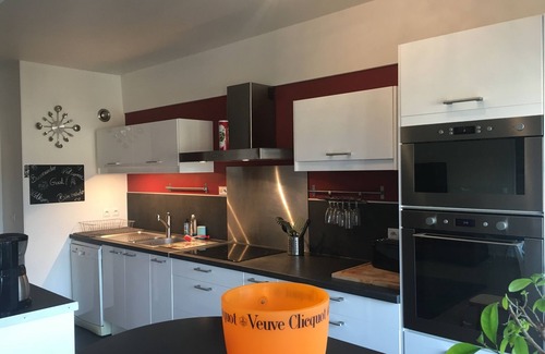 Saint-Remi Apartment | Big Flat 103m² in the heart of the champagne cellars. 4 bedrooms/8 people + free parking.