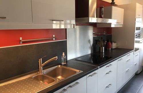 Saint-Remi Apartment | Big Flat 103m² in the heart of the champagne cellars. 4 bedrooms/8 people + free parking.