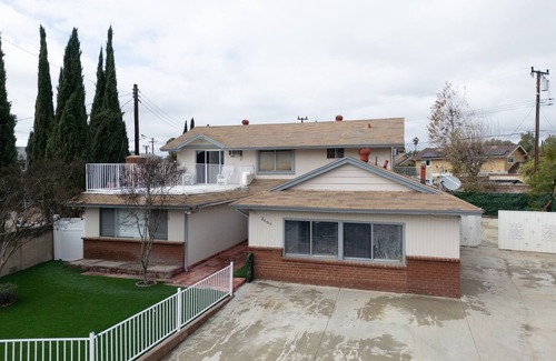 Simi Valley Apartment | Big gated yard, Work/play room, King bed