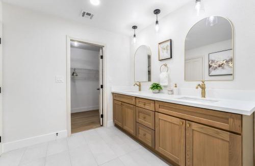 Las Vegas House | Big Groups, Heated Pool, 10 Mins To Strip, Games