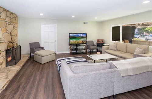 Simi Valley House | Big Home with Mini Golf Course Ideal for Long Stay