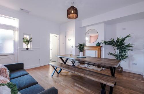 Worsbrough Bridge House | BIG House for Business Stays in Barnsley with 6-bedrooms & 8 Beds by PureStay