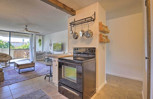 Historic Kailua Village Apartment | Big Island Condo w/Pool Access: Walk to Beach!