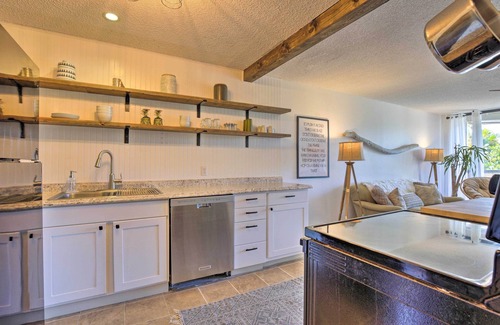 Historic Kailua Village Apartment | Big Island Condo w/Pool Access: Walk to Beach!