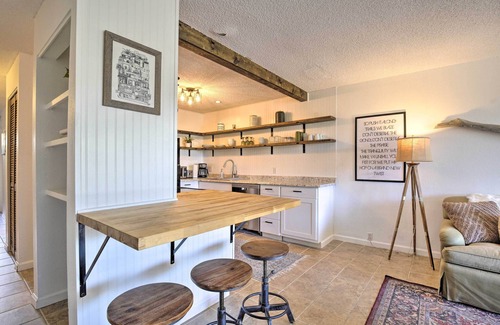 Historic Kailua Village Apartment | Big Island Condo w/Pool Access: Walk to Beach!