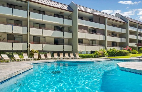 Kahaluu Bay Hotel | Big Island White Sands Village by Coldwell Banker Island Vacations