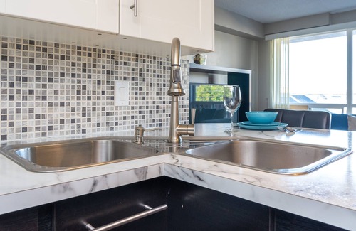 Connaught Condo | BIG KITCHEN, CHIC BREAKFAST BAR, NEAR DOWNTOWN SHOPS & C-TRAIN, WALK EVERYWHERE