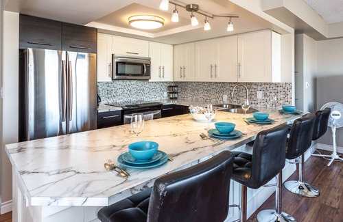 Connaught Condo | BIG KITCHEN, CHIC BREAKFAST BAR, NEAR DOWNTOWN SHOPS & C-TRAIN, WALK EVERYWHERE