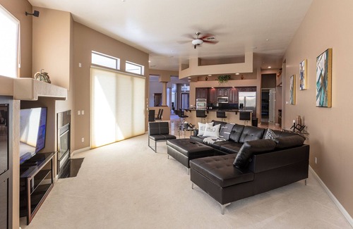 Palm Valley House | Big Luxury House on Golf Course in Gated Community
