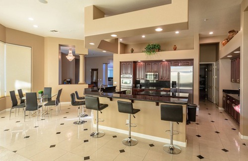 Palm Valley House | Big Luxury House on Golf Course in Gated Community