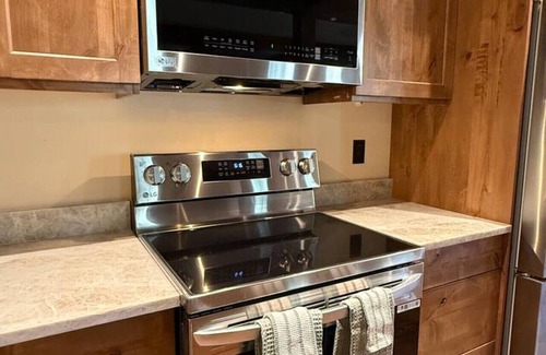 Island Park Cabin | Big Pine Lodge-Brand New+Luxe Cabin+HotTub+Arcades+Sleeps 21