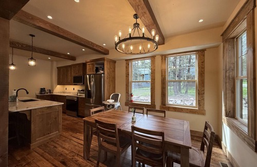 Island Park Cabin | Big Pine Lodge-Brand New+Luxe Cabin+HotTub+Arcades+Sleeps 21