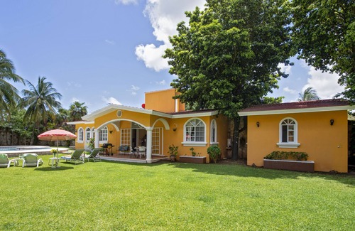 Alfredo V. Bonfil Villa | Big pool, beautiful garden, 6 pax, at a Cozy House in a Country style Villa